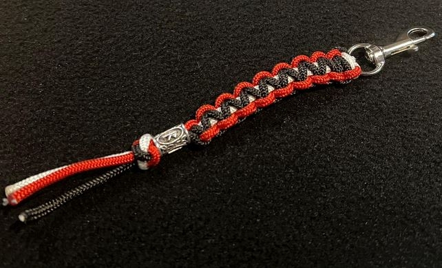 Schlüsselanhänger - Schwarz-Weiß-Rot - mit Rune - Paracord