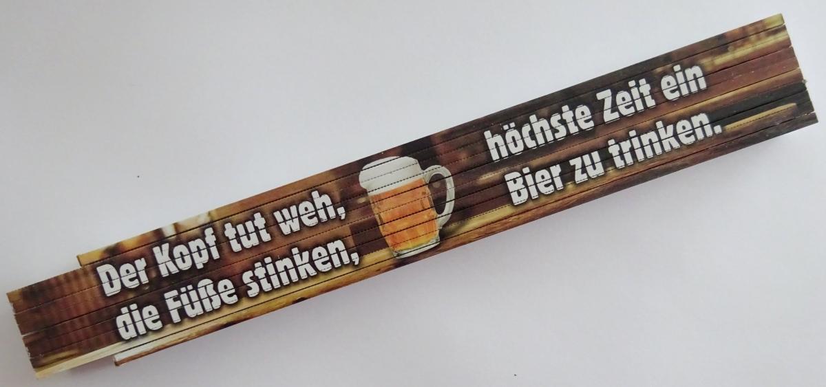 Zollstock - Der Kopf tut weh die Füße stinken höchste Zeit ein Bier zu trinken